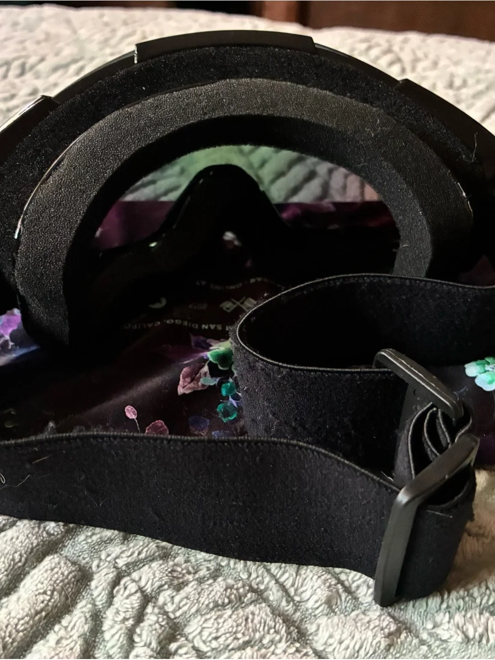 Black Ski/sbowboard/mountain bike Goggles with Iridescent mirror lenses